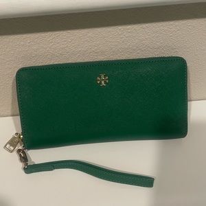 Like new Tory Burch Kelly green zip wallet